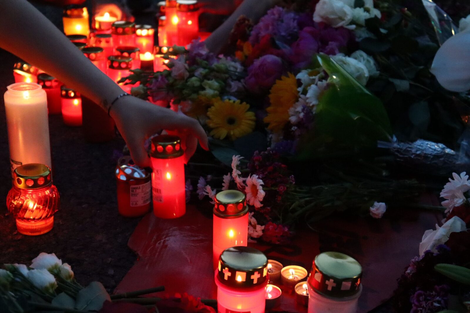 „Câte mai trebuie să murim?” Mii de femei au strigat în cor pentru femeile care nu mai au voce. Foto: Buletin de București