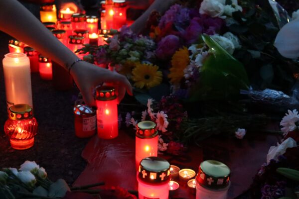 „Câte mai trebuie să murim?” Mii de femei au strigat în cor pentru femeile care nu mai au voce. Foto: Buletin de București