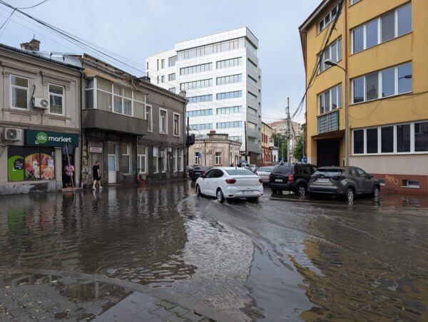 Zona Unirii, inundată după ploaia torențială de miercuri seara
