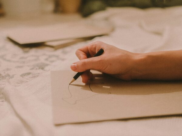 Elevii care vor să urmeze cursurile Universității Naționale de Arte se vor putea înscrie la pregătire de la începutul lunii iulie | FOTO: Imagine cu caracter ilustrativ / unsplash.com - Andrey Novik