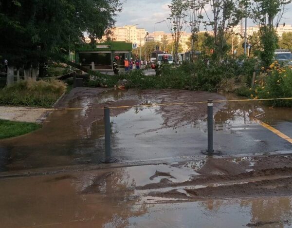 Conducta de apă rece spartă în Drumul Taberei. FOTO: FB / PS6