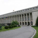 Protest spontan al angajaților din Guvern la Palatul Victoria. Continuă și protestele elevilor față de tăierea burselor. Foto: gov.ro