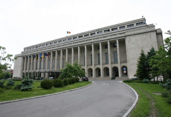 Protest spontan al angajaților din Guvern la Palatul Victoria. Continuă și protestele elevilor față de tăierea burselor. Foto: gov.ro