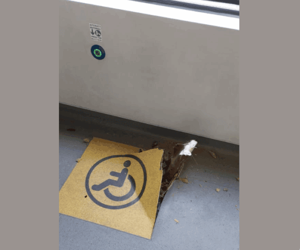 Un tramvai a fost avariat de o şină ruptă. FOTO: FB / Infotrafic Bucureşti şi Ilfov - Cristina Melintescu