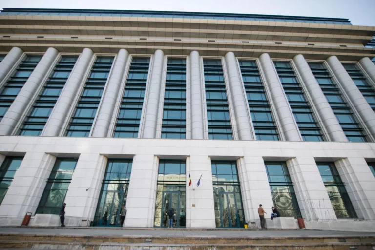 Caniculă în sălile Bibliotecii Naționale: temperatura atinge aproape 32 de grade Celsius. Nicio explicație din partea conducerii