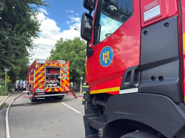 Incendiu în nordul Capitalei. Mai multe persoane au fost evacuate. FOTO: ISU