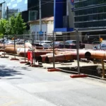 Sute de blocuri afectate de reparații.