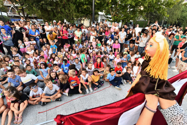 Seri Culturale în Piaţeta Favorit, din 2 august. Concerte şi spectacole, în aer liber. FOTO: PS6
