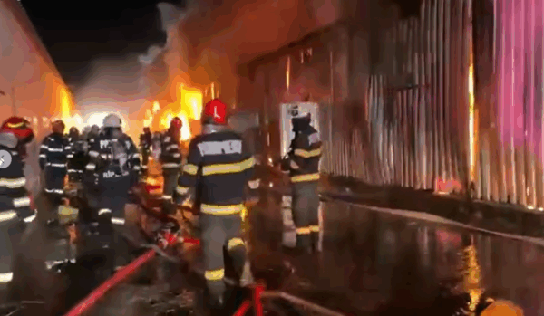 Incendiu puternic la CET Vest. Se intervine cu șapte autospeciale. FOTO: Info Trafic Bucuresti si Ilfov