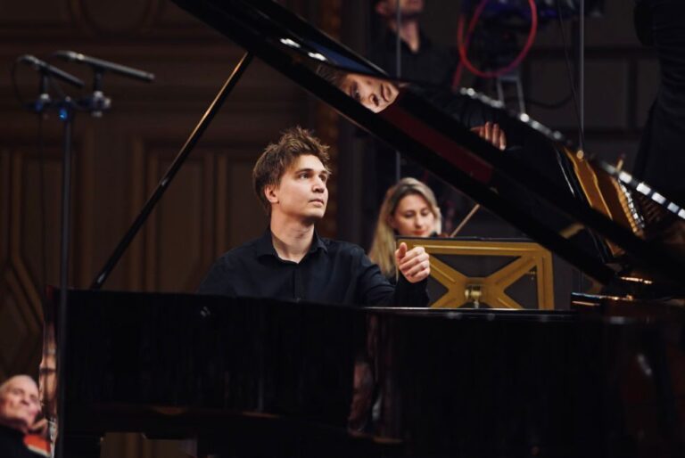INTERVIU | Pianistul Evgeny Konnov revine la Festivalul Enescu cu interpretarea concertului care i-a adus anul trecut premiul publicului din București