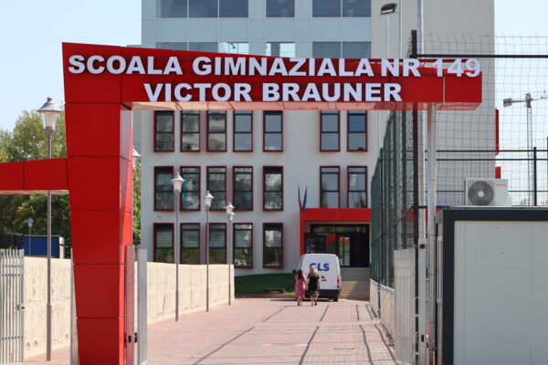 prima școală construită după Revoluție
