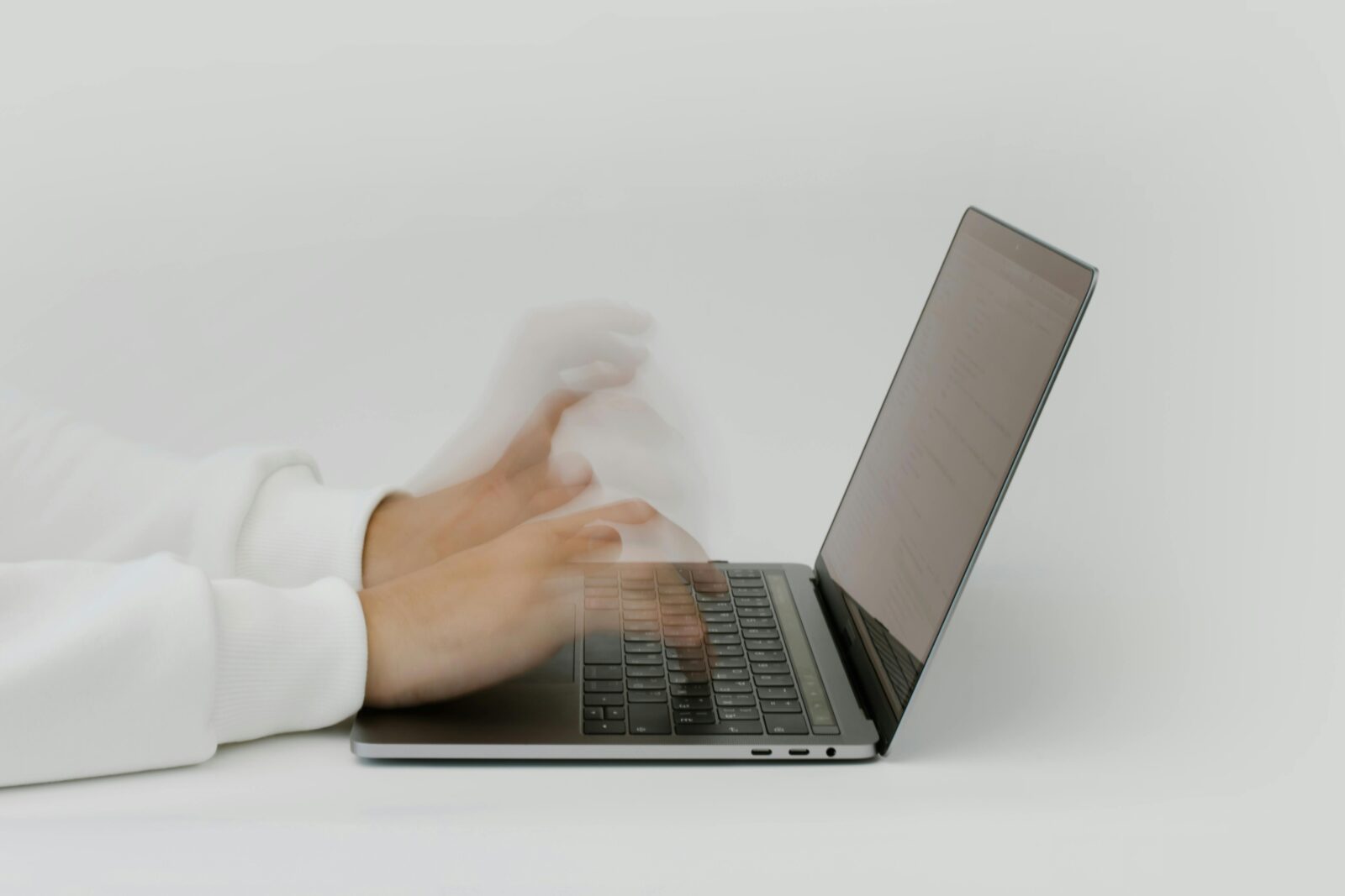 Un elev din Capitală, acuzat că a trimis sute de mesaje de amenințare către mai multe instituții din țară, pe mail. În SUA este acuzat de exploatarea sexuală a unui minor. Foto: Pexels