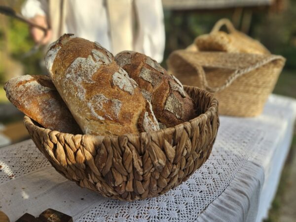 Produse tradiţionale, la Târgul Pâinii. Ziua Satului Românesc este sărbătorită la Muzeul „Dimitrie Gusti". FOTO: g4food.ro