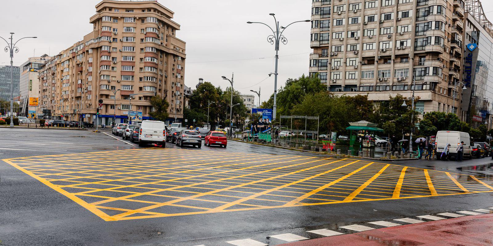 marcajul galben din Piața Victoriei