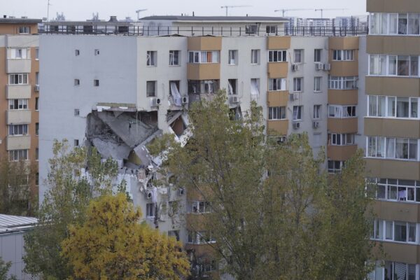 Noi scurgeri de gaz în Rahova. Echipele Distrigaz au pus din nou sigiliu. Locatarii de pe Strada Oltina solicită debranșarea totală. Foto: Inquam Photos/ Octav Ganea