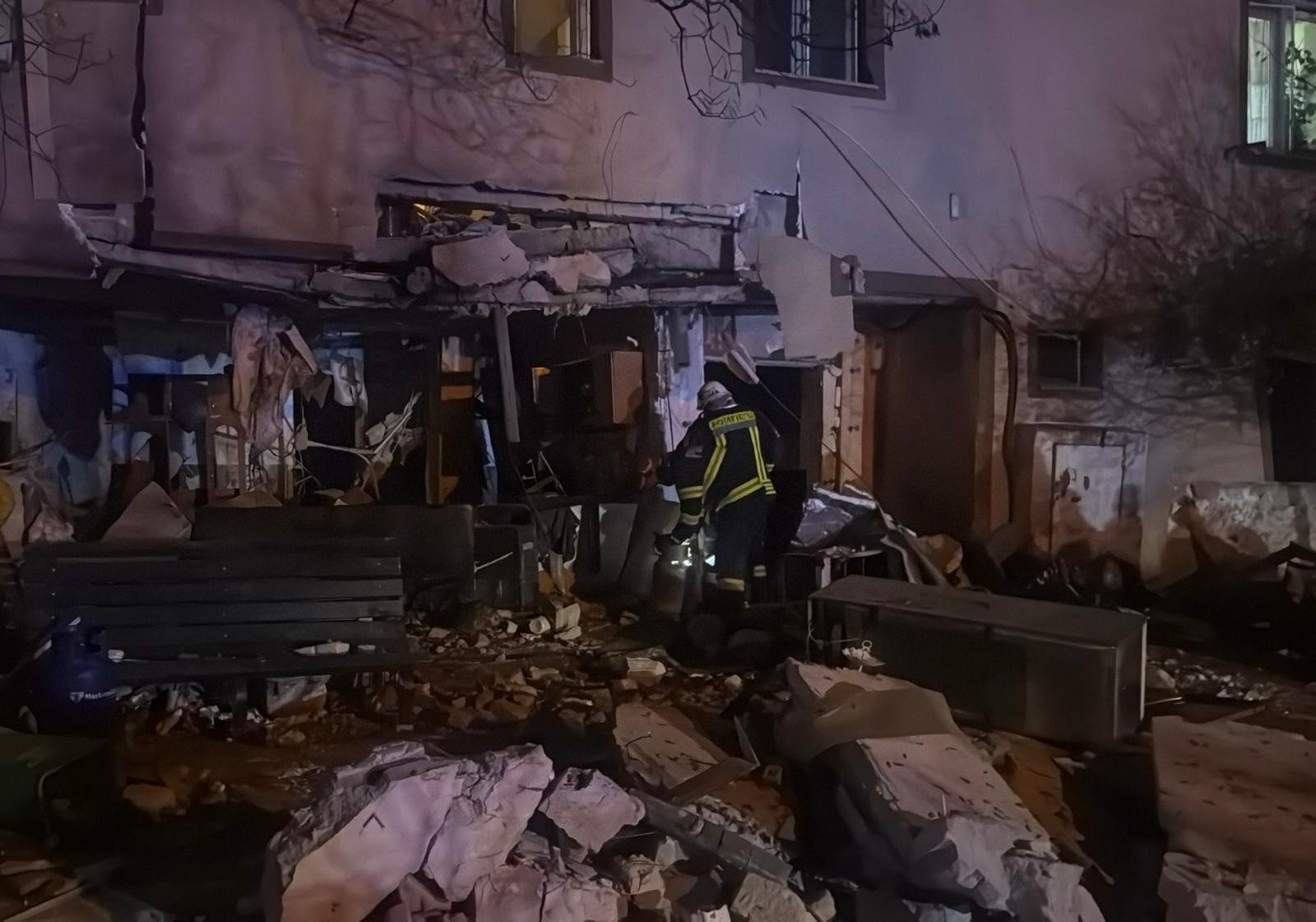 Explozie puternică la parterul unui bloc din Buftea