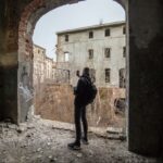 „Spațiile abandonate funcționează ca niște camere de reflecție”. Cum arată Capitala prin detalii pe care oamenii le ratează