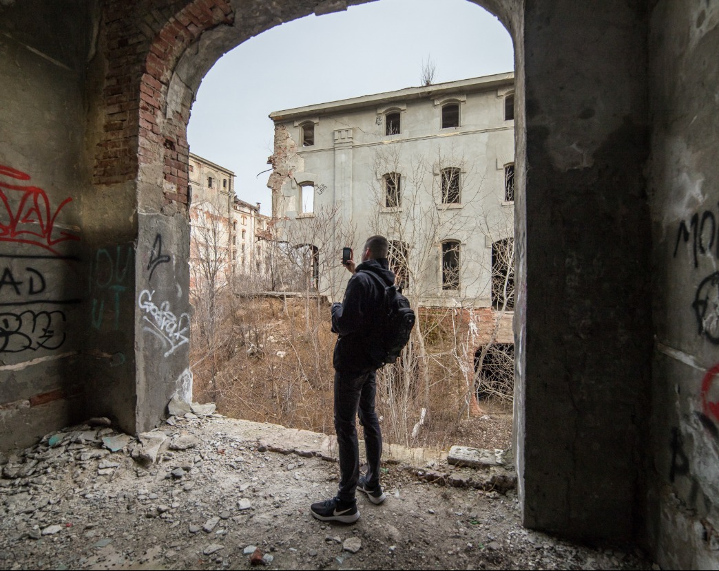 „Spațiile abandonate funcționează ca niște camere de reflecție”. Cum arată Capitala prin detalii pe care oamenii le ratează