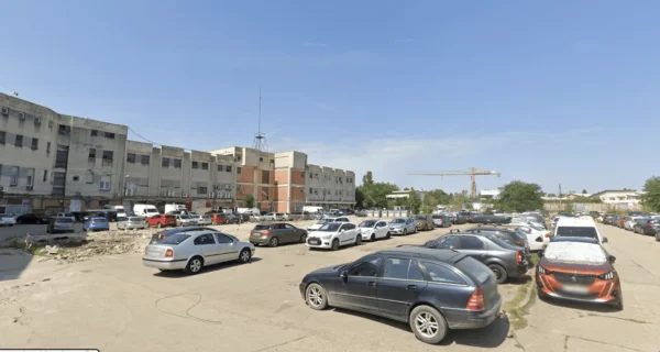 Robert Negoiţă nu renunţă la parcarea-turn de lângă Hala Laminor. Primăria Sectorului 3 a eliberat un nou certificat de urbanism pentru autorizarea construcției. Foto: Google Street View