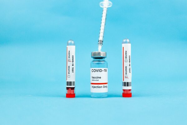Ministrul Sănătății, chemat la o conferință pseudoștiințifică despre COVID-19, în București. Rogobete a trimis invitația la Parchet și DNA. Foto: Pexels