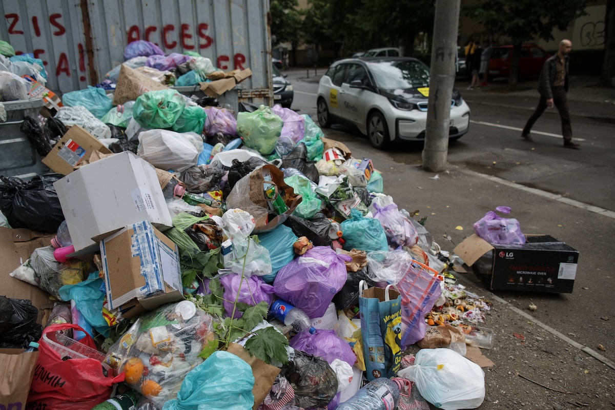 Primăria Sectorului 1 își face societate proprie pentru curățenie pe străzi și dezăpezire. Strângerea deșeurilor de la populație va fi în continuare delegată unui operator privat. FOTO: INQUAM_Photos_Octav_Ganea