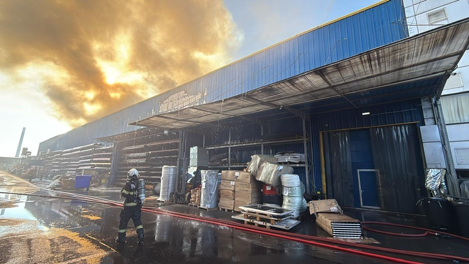 Incendiu major, cu degajări mari de fum, la un depozit din Sectorul 6. A fost emis mesaj RO-Alert. Foto: FB/ Departamentul pentru Situaţii de Urgenţă