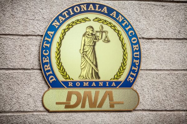 Doi foști directori ELCEN, trimiși în judecată de DNA pentru luare de mită