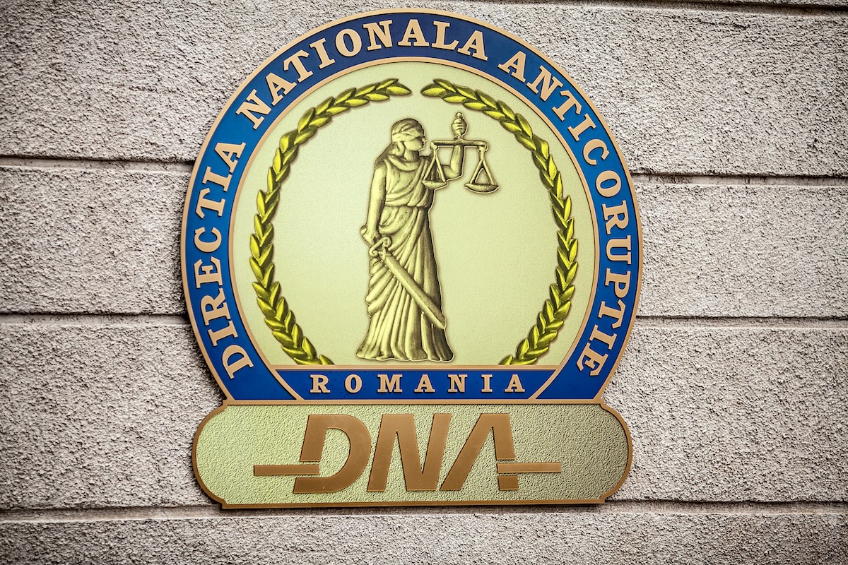 Doi foști directori ELCEN, trimiși în judecată de DNA pentru luare de mită