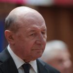 Fostul președinte al României și fost primar general, Traian Băsescu, s-a prezentat la urne puțin după ora 10:00, la o secție din Capitală, însoțit de soția sa, Maria.