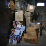 650 de kilograme de petarde depozitate ilegal într-un centru comercial din Sectorul 2, confiscate de polițiști | FOTO: Inquam Photos / Octav Ganea