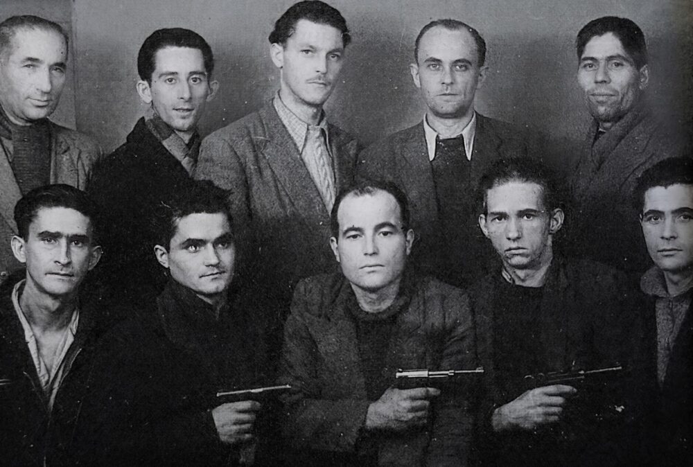 Infractori din Bucureşti, arestaţi de comisarul Carol Deleanu(al doilea din dreapta, rândul de sus). FOTO: Editura Vremea