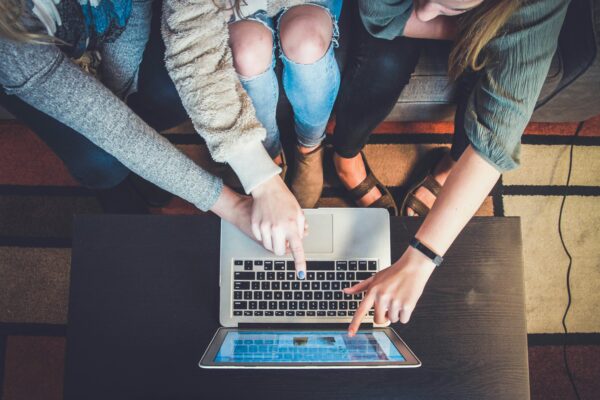 Primăria Sectorului 2 vrea să înființeze „Consiliul Local al Tinerilor”. Buget de aproape 65.000 euro pentru patru ani. Foto: Unsplash