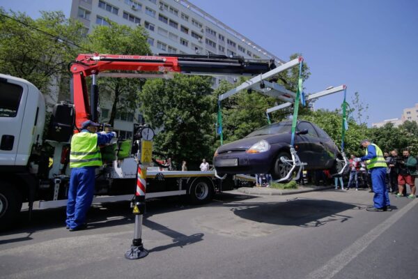 Licitaţie pentru servicii de ridicare a mașinilor parcate ilegal. Foto: Arhivă via PLMB