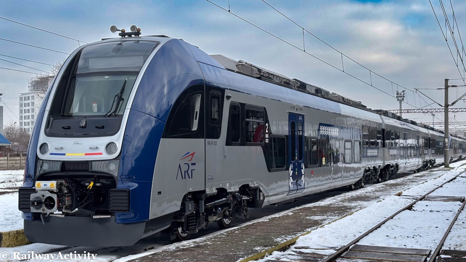 Două trenuri electrice PESA