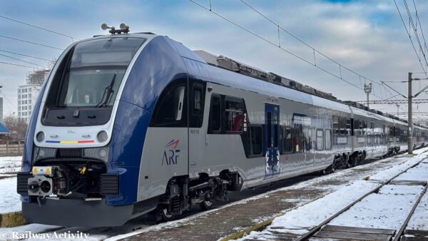 Două trenuri electrice PESA