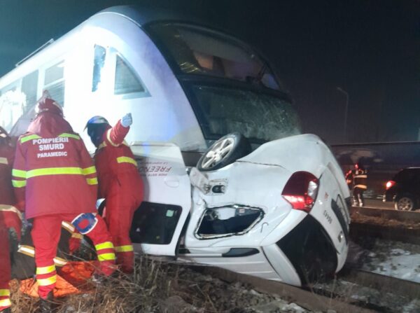 tren a lovit o mașină