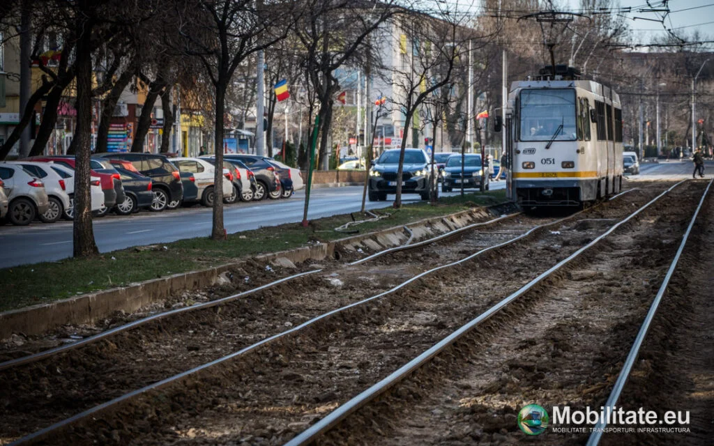 Linia 32, în reparații după ce gazonul a afectat structura șinei