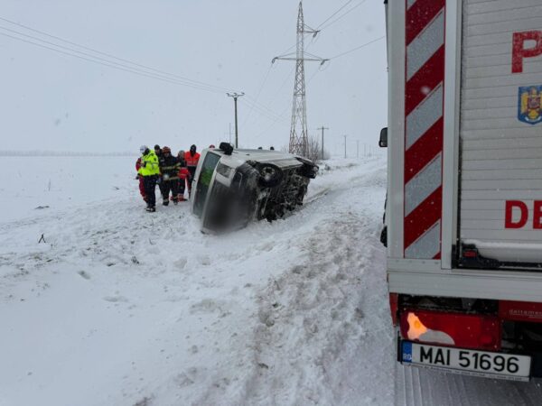 Un microbuz s-a răsturnat pe DN5 București-Giurgiu, din cauza zăpezii. A fost activat planul rosu de interventie | FOTO: ISU Giurgiu