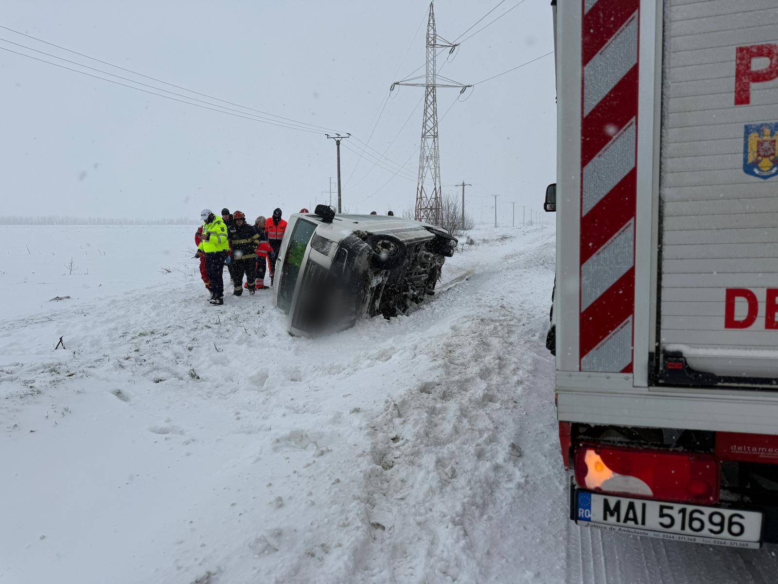Un microbuz s-a răsturnat pe DN5 București-Giurgiu, din cauza zăpezii. A fost activat planul rosu de interventie | FOTO: ISU Giurgiu