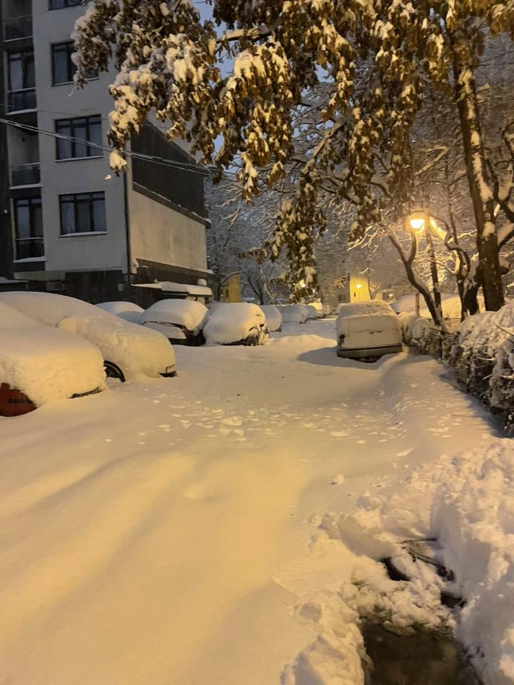 Val de critici la adresa primăriilor de sector, după ninsoarea abundentă. Străzile secundare, încă înzăpezite. Foto: Facebook