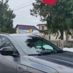 Călin Georgescu a ajuns la Poliția Buftea într-o mașină de 30.000 de euro, cu șofer. Ulterior, a dat autografe pe cojoacele unor ciobani