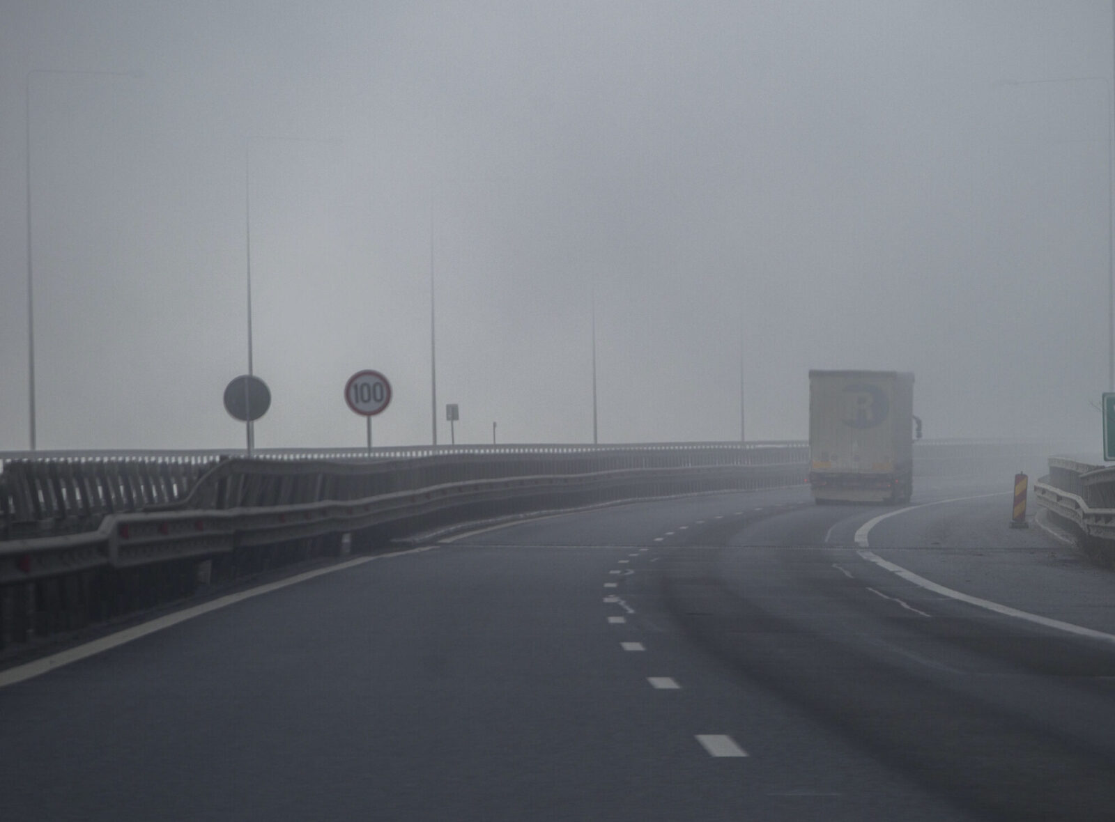 Avertisment Infotrafic pentru șoferi: „Ceață densă pe Autostrada Bucureștiului, A1 și A2, adaptați viteza”