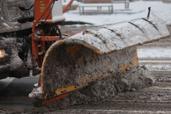 Bilanț după o noapte de zăpadă: aproape 290 de utilaje și peste 1.700 de muncitori în teren. Marile bulevarde sunt „la negru” | FOTO: Inquam Photos / George Călin