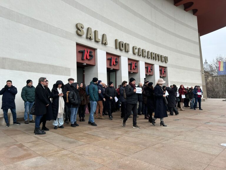 REPORTAJ | Ministrul Culturii a protestat împotriva lui însuși în fața TNB. Cu succes