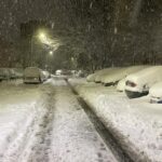 Zăpada a blocat Aeroportul Otopeni și a doborât copaci peste 40 de mașini în Capitală