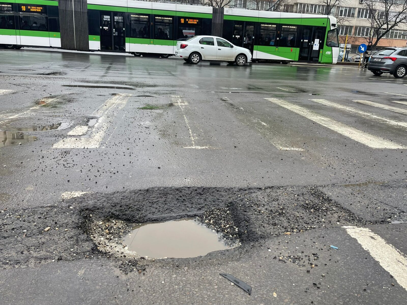Brigada Rutieră a amendat Primările din Capitală cu 6.000 de euro, pentru gropile din asfalt. FOTO: Brigada Rutieră