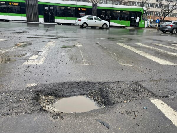 Brigada Rutieră a amendat Primările din Capitală cu 6.000 de euro, pentru gropile din asfalt. FOTO: Brigada Rutieră