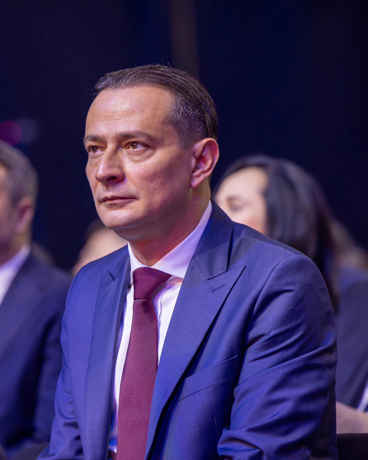 susţin pe domnul Ciucu