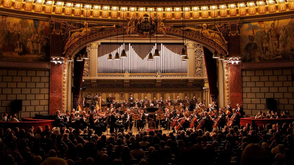Două concerte simfonice, pe scena Filarmonicii George Enescu. Pianista Zee Zee și dirijorul Duncan Ward cântă cu casă închisă. FOTO: Filarmonica George Enescu