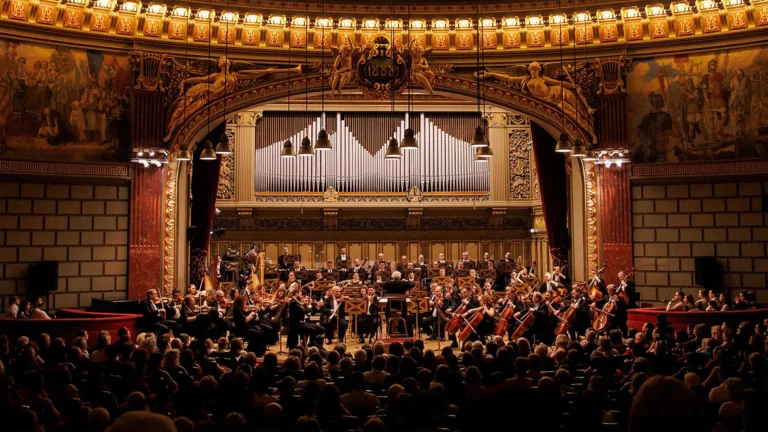 Două concerte simfonice, pe scena Filarmonicii George Enescu. Pianista Zee Zee și dirijorul Duncan Ward cântă cu casă închisă